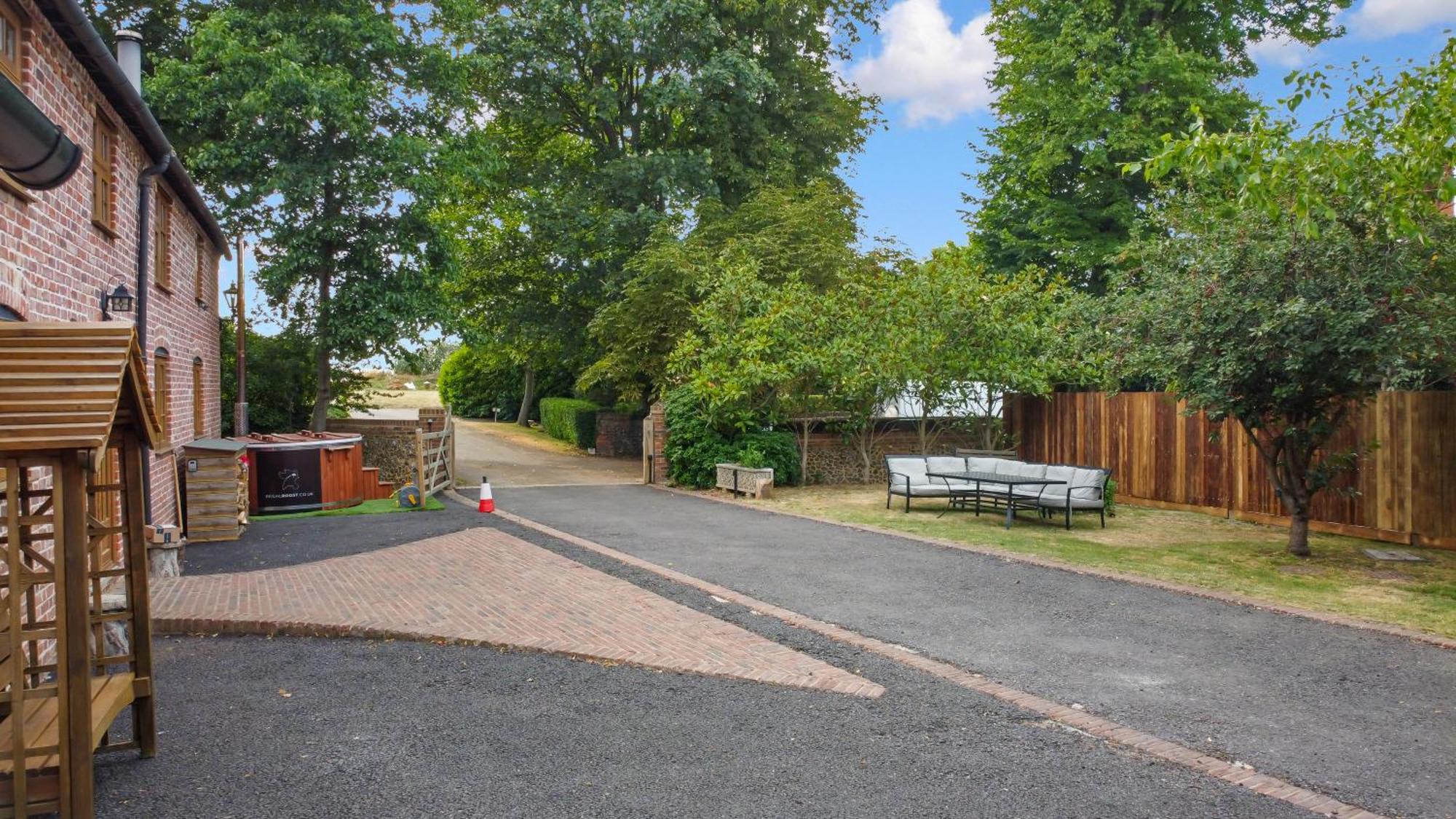 The Roost Group - The Coach House - Hot Tub Villa Gravesend Room photo